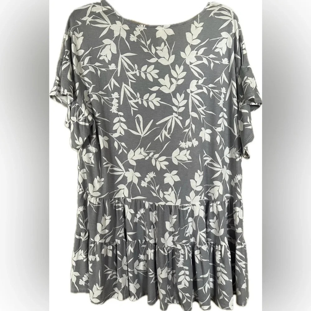 Emerald Floral Ruffle Sleeve Blouse - Gray & White. Relaxed. Women’s size 1X